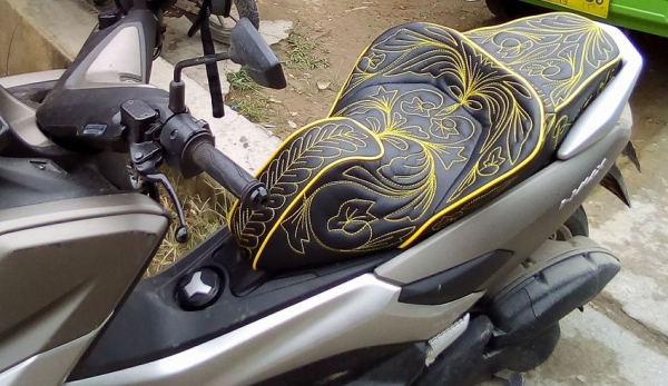 Jok motor dengan pola batik tradisional